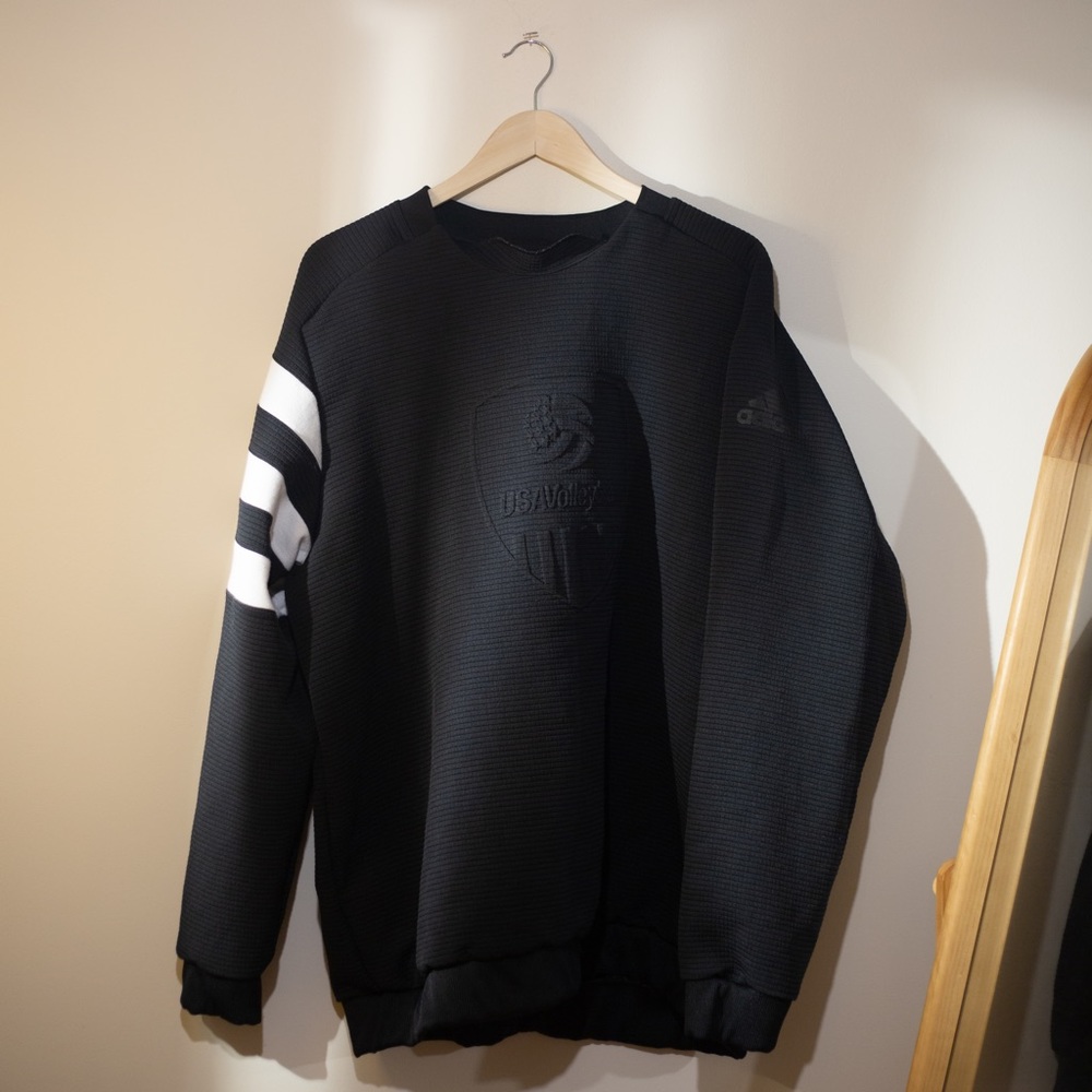 Adidas Volleyball Crewneck in Black. Size 2XL.